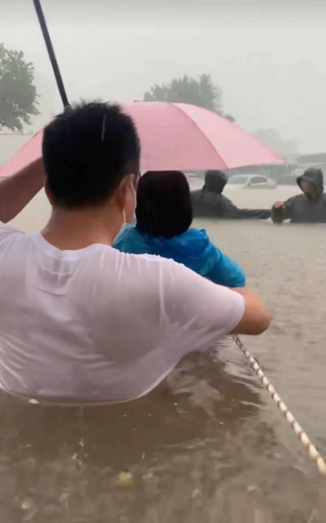 郑州暴雨致京广路隧道被淹<strong></p>
<p>俄语</strong>，亲历者：车是飘起来的，很害怕，有人爬梯子离开 2021年也曾淹没多台车辆