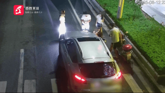 行人在斑马线上被SUV撞倒卷入车底<strong></p>
<p>沃尔核材股票</strong>，司机：我以为他们会让我……