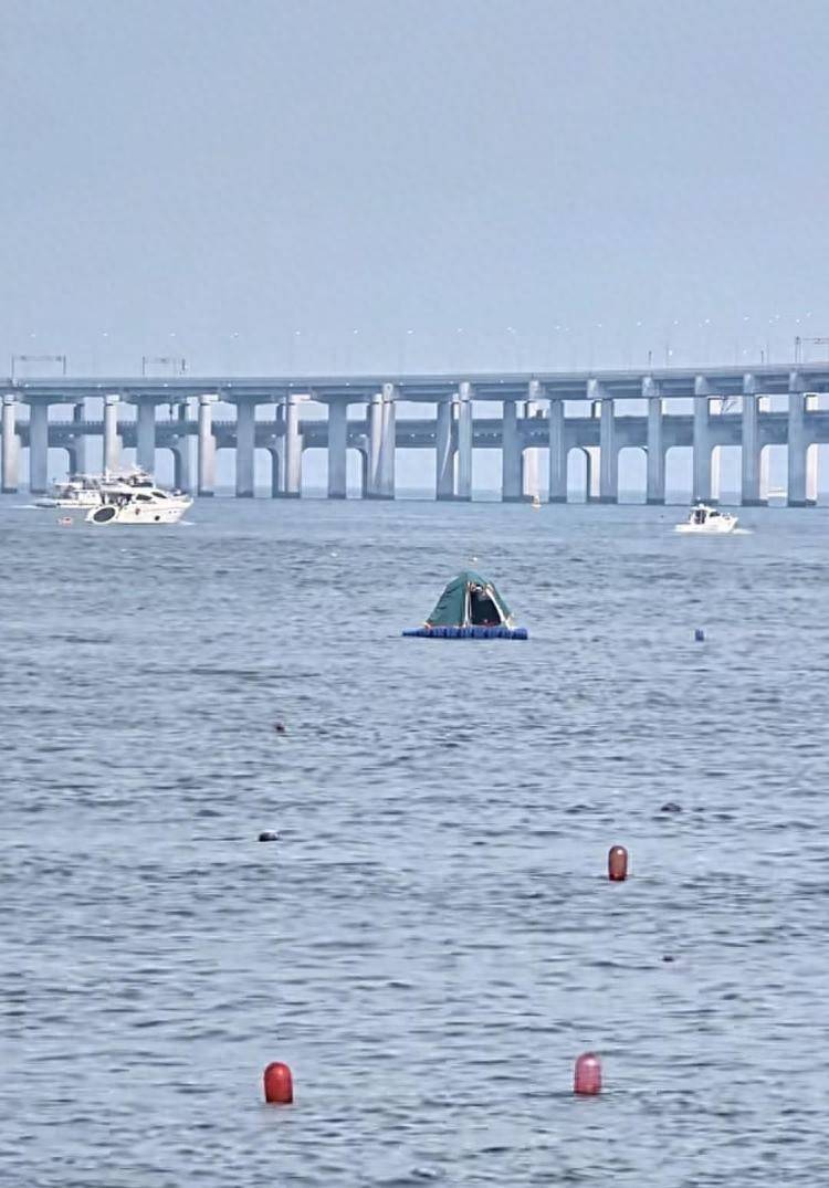 游客在海面搭建移动帐篷露营<strong></p>
<p>沃尔核材股票</strong>，大连海警：不违规，但需注意安全