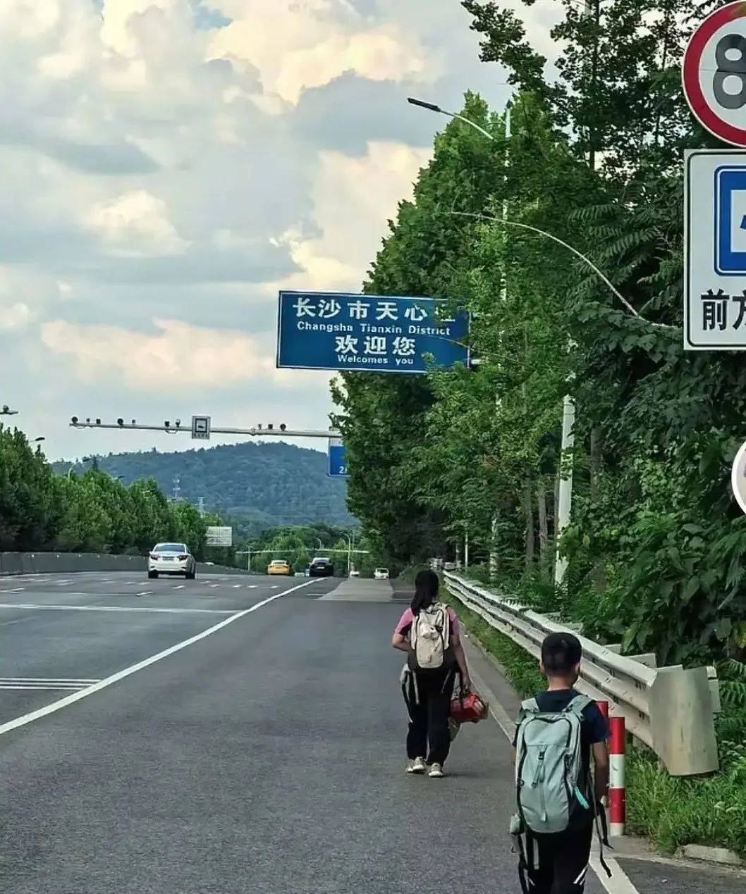 全程历时31天！41岁男子带两娃从深圳徒步回长沙：孩子从小没吃过苦<strong></p>
<p>沃尔核材股票</strong>，想锻炼一下