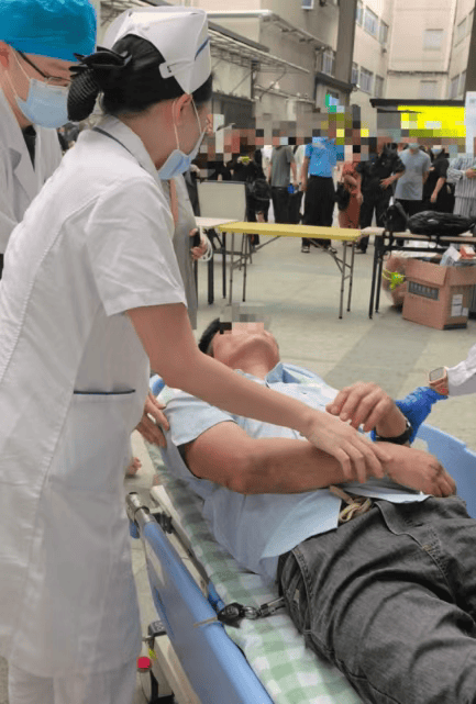 东莞一男子陪同家人就诊时突然倒地<strong></p>
<p>万丰奥威股票</strong>，护士“火眼金睛”抢回生机