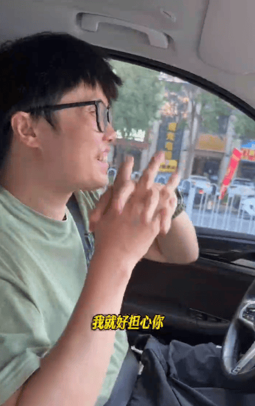 “女儿奴”爸爸接军训女儿电话泪崩<strong></p>
<p>太极实业股票</strong>，“第一次这样分开”，网友：终究是我们离不开孩子