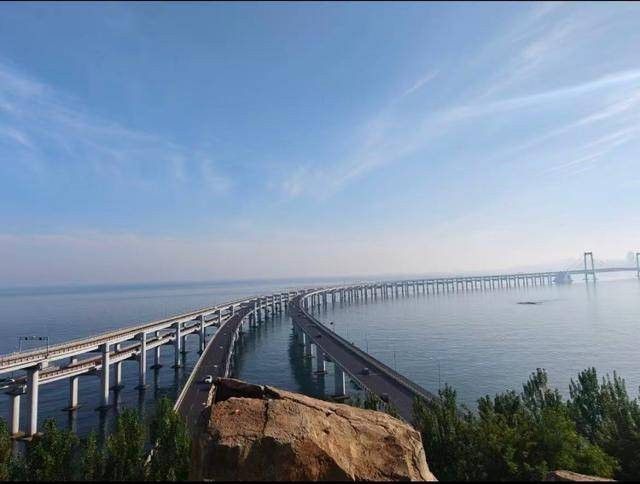 大连一跨海大桥观景台有游客翻栏杆踩空心造景石拍照<strong></p>
<p>太极实业股票</strong>，当地回应