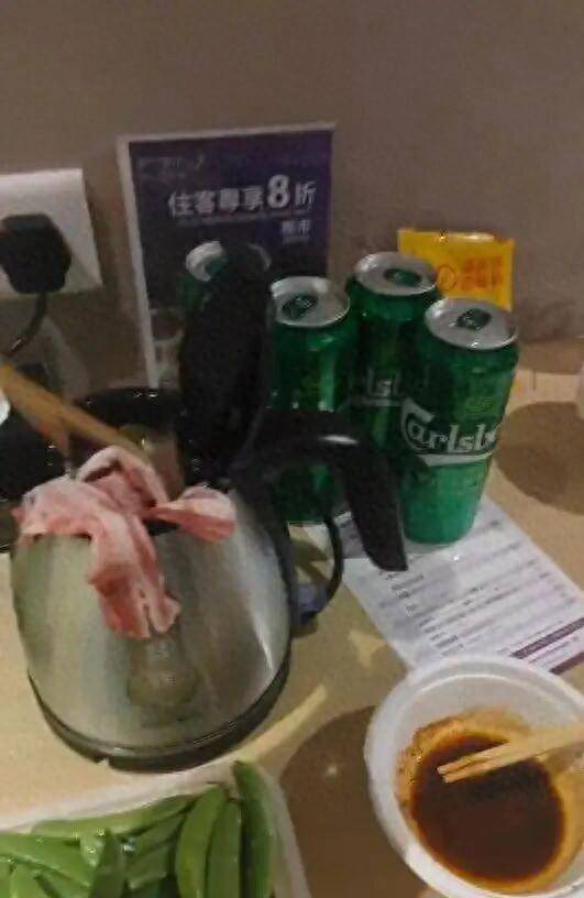 男子在澳门某酒店用水壶煮火锅<strong></p>
<p>黑猫股份股票</strong>，负责人：会警告，若损坏需照价赔偿