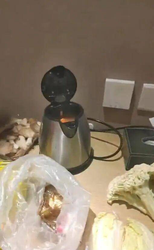 男子在澳门某酒店用水壶煮火锅<strong></p>
<p>黑猫股份股票</strong>，负责人：会警告，若损坏需照价赔偿