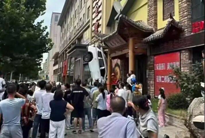 车辆失控驶入路边停车位致1死2伤<strong></p>
<p>黑猫股份股票</strong>，警方通报
