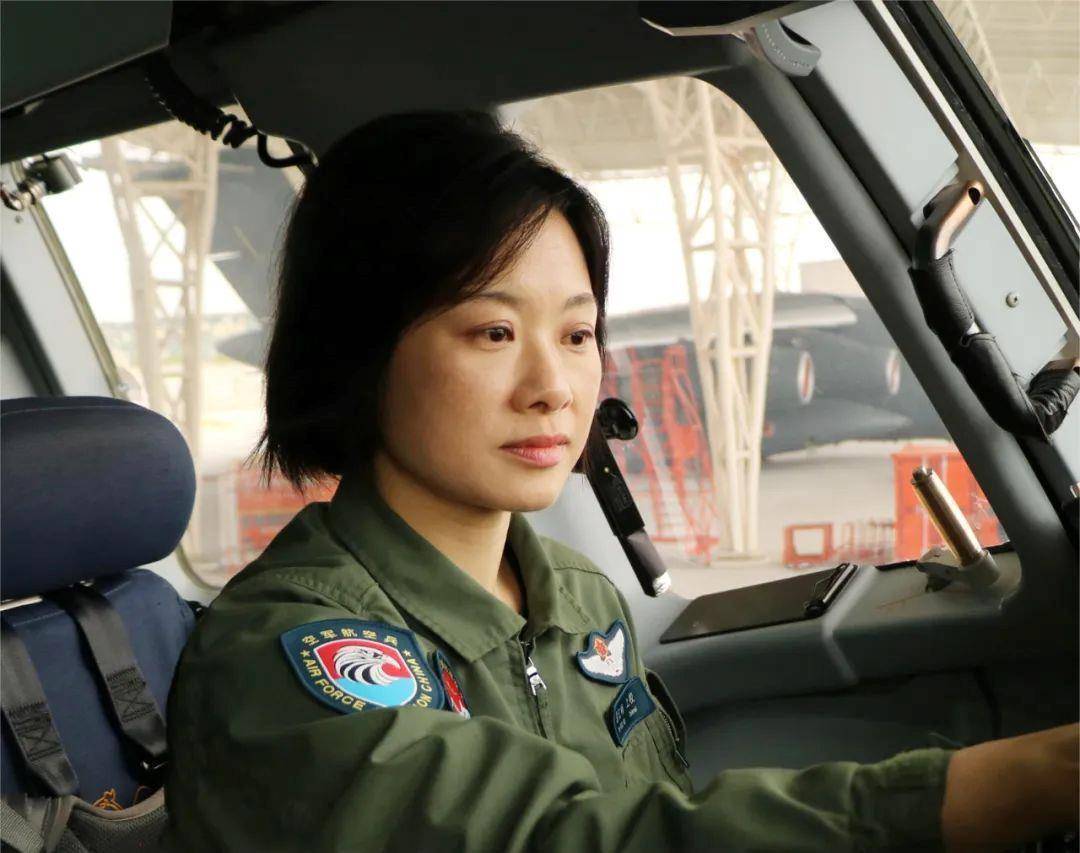 阅兵最帅女机长<strong></p>
<p>汾酒股票</strong>，是她！