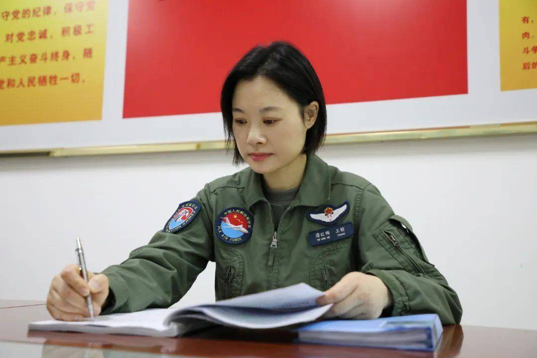 阅兵最帅女机长<strong></p>
<p>汾酒股票</strong>，是她！