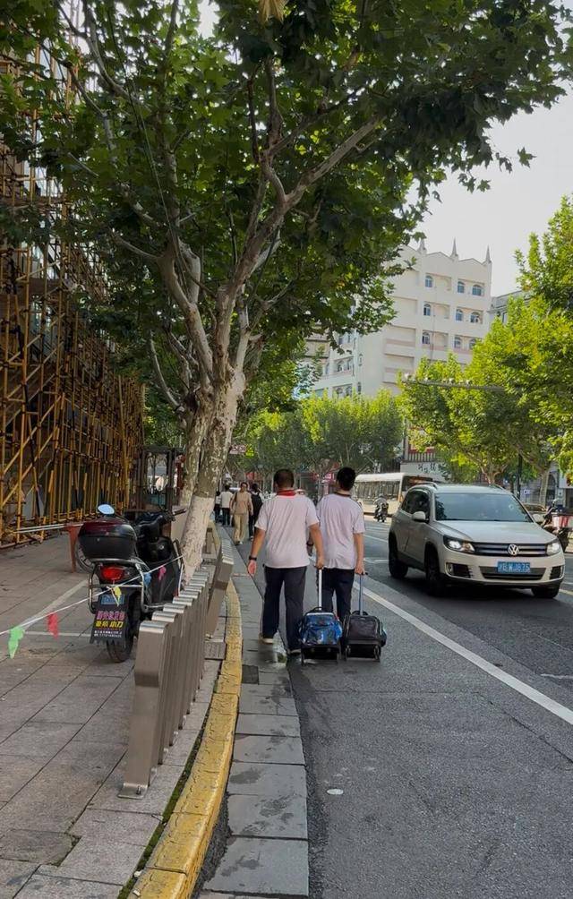事发上海校门口!学生上学像闯关:夹缝中慢慢腾挪<strong></p>
<p>银轮股份股票</strong>,与非机动车迎面对冲…家长担忧:何时是头