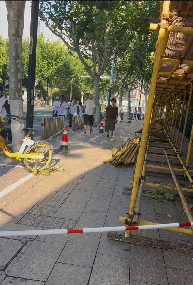 事发上海校门口!学生上学像闯关:夹缝中慢慢腾挪<strong></p>
<p>银轮股份股票</strong>,与非机动车迎面对冲…家长担忧:何时是头