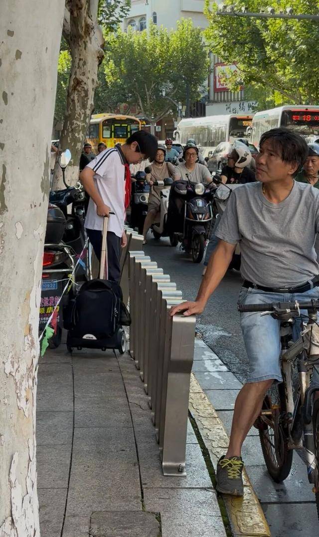 事发上海校门口!学生上学像闯关:夹缝中慢慢腾挪<strong></p>
<p>银轮股份股票</strong>,与非机动车迎面对冲…家长担忧:何时是头