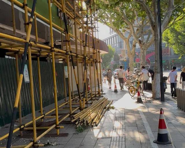事发上海校门口!学生上学像闯关:夹缝中慢慢腾挪<strong></p>
<p>银轮股份股票</strong>,与非机动车迎面对冲…家长担忧:何时是头