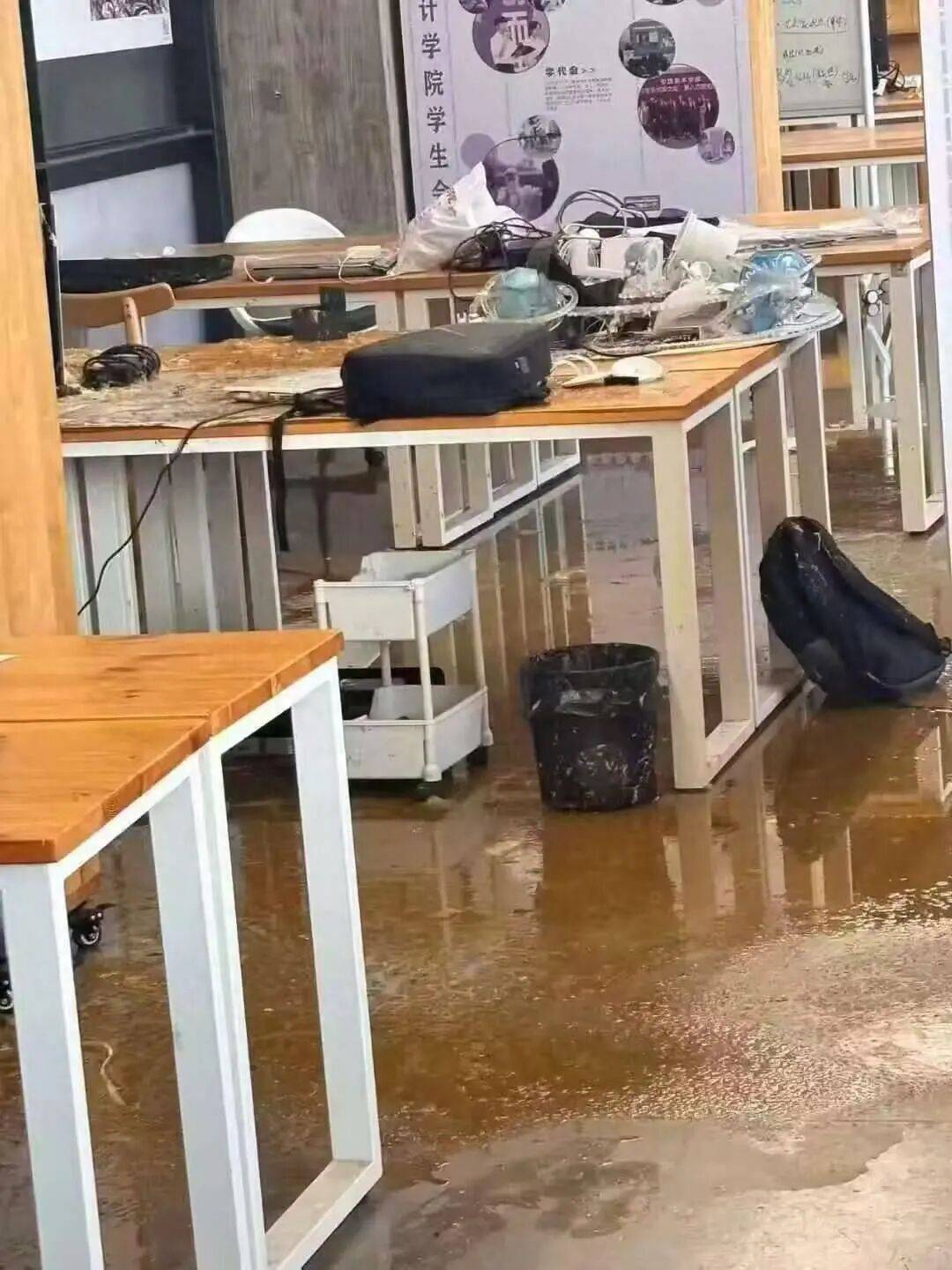 浙江杭州一女生教室正做作业<strong></p>
<p>银轮股份股票</strong>，头顶管道破裂被污水淋头，情绪崩溃大哭，中国美院良渚校区：眼镜堵塞管道致泄漏，女生已得到安抚