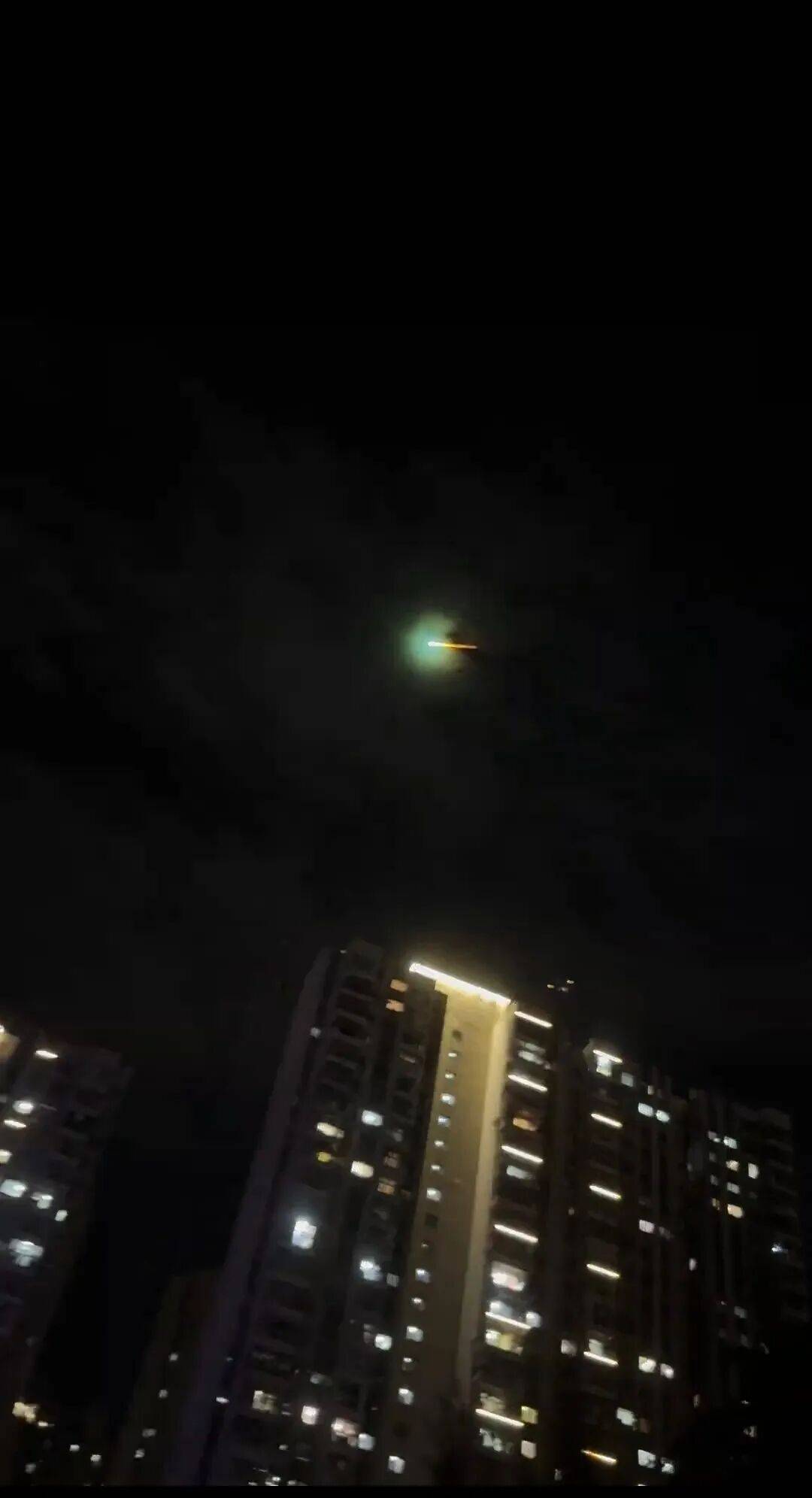 福建多地夜空现不明飞行物<strong></p>
<p>银轮股份股票</strong>?目击者称速度极快放蓝绿色光芒