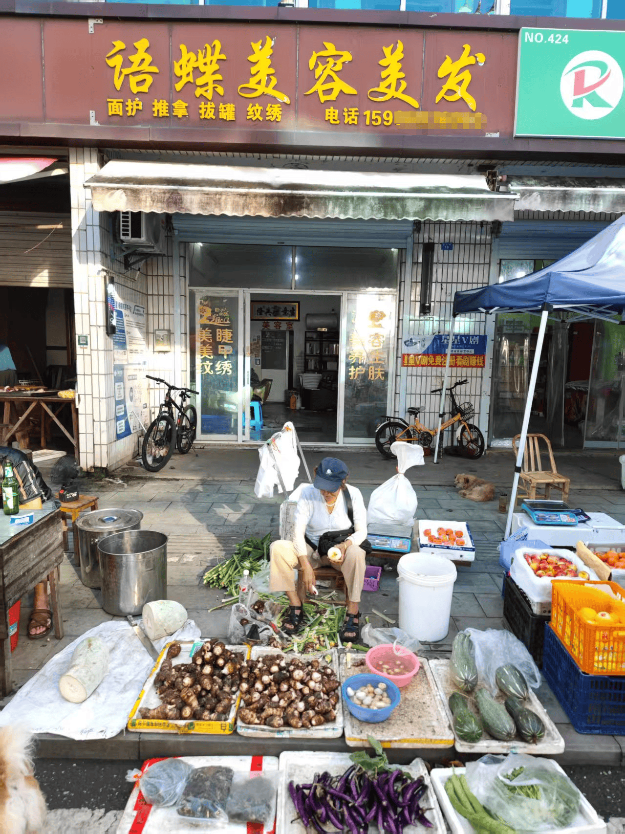 浙江一店主允许大妈门口摆摊<strong></p>
<p>马应龙股票</strong>，时常被大妈“投喂”蔬果：每次收摊时，都打扫得干干净净