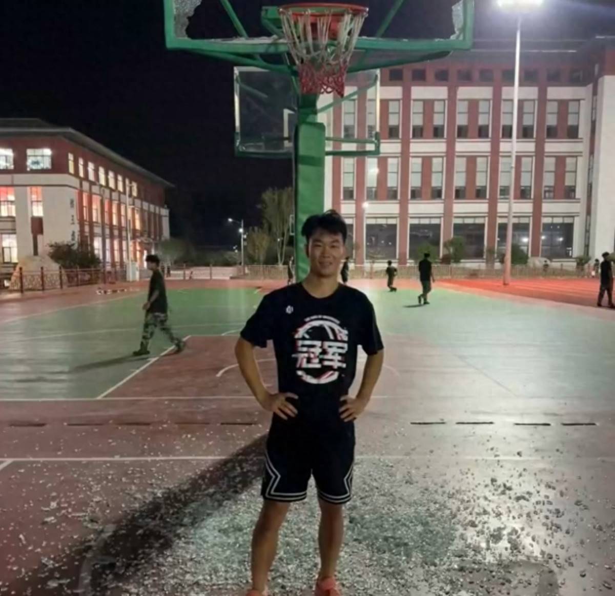 郑州178厘米大学生扣碎篮板<strong></p>
<p>浙江东方股票</strong>，校方：说明弹跳力好！学校出资购买新篮板，已安装好
