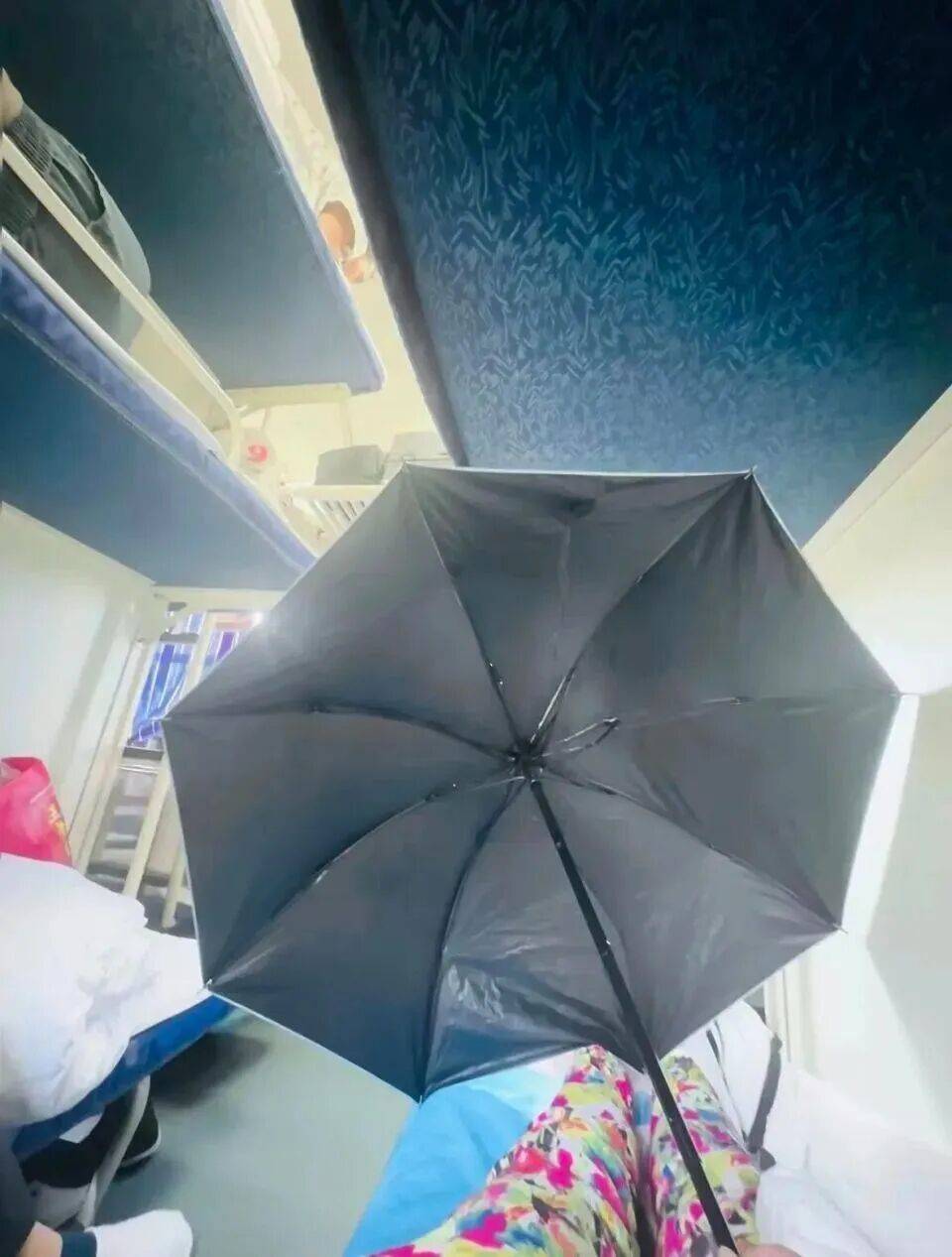女生躺火车卧铺打伞遮隐私<strong></p>
<p>浙江东方股票</strong>，“过道坐着两名陌生男乘客”，12306回应
