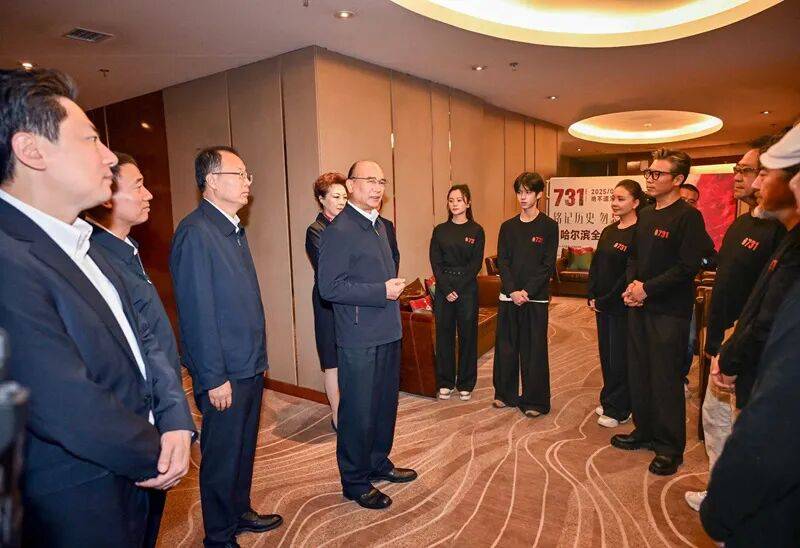 黑龙江省委书记许勤、省政协主席蓝绍敏<strong></p>
<p>宝钢股份股票</strong>，出席《731》全球首映