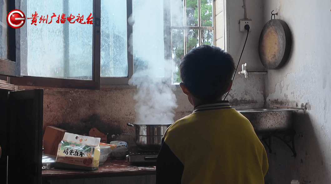 心酸！12岁男孩“独居”贵阳一安置房内<strong></p>
<p>同济科技股票</strong>，父亲回应：迫于无奈，因为……