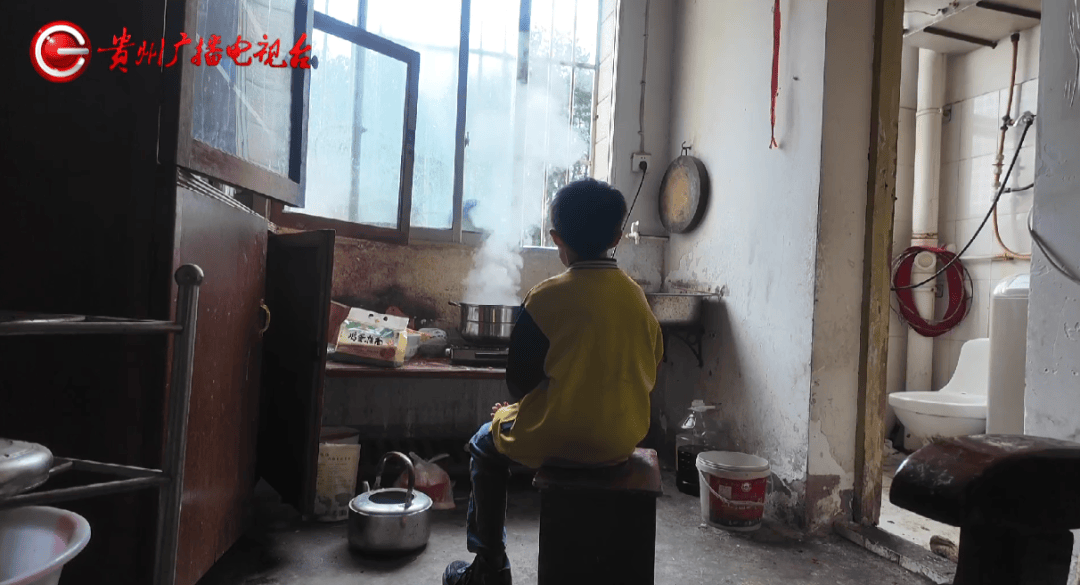 心酸！12岁男孩“独居”贵阳一安置房内<strong></p>
<p>同济科技股票</strong>，父亲回应：迫于无奈，因为……