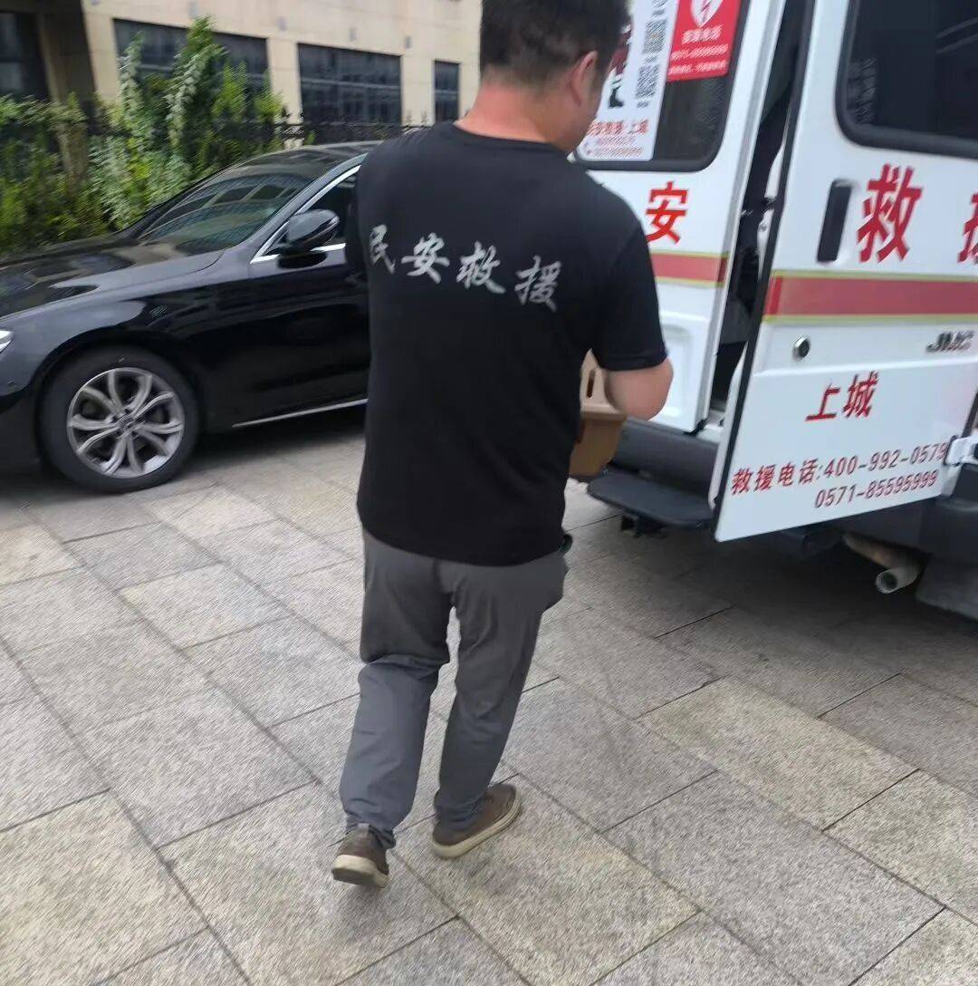 事发杭州高架<strong></p>
<p>股票怎么买新手入门</strong>！“白色不明物体”拦路？仔细一看不得了