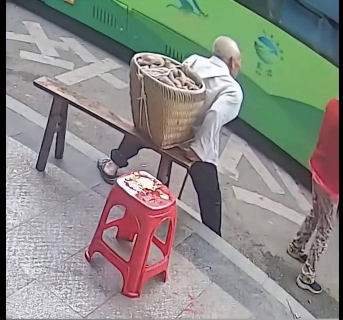 重庆一背篓老人等公交被拒载<strong></p>
<p>股票怎么买新手入门</strong>，交通运输局：涉事司机已被开除