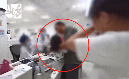 事发上海晚高峰！汹涌车流中<strong></p>
<p>旗滨集团股票</strong>，一男子绝望跳车，直奔民警而去……