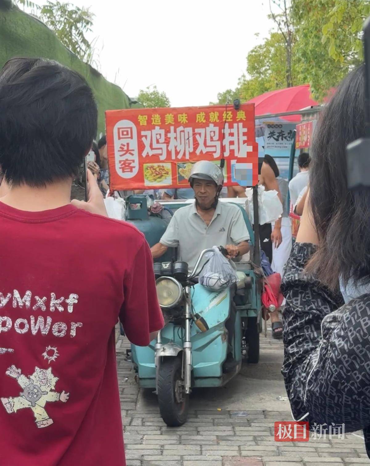 对话鸡排哥李俊永：爆火后每天一二十个镜头对着我<strong></p>
<p>旗滨集团股票</strong>，未来不考虑直播带货，更愿意和顾客待在一起