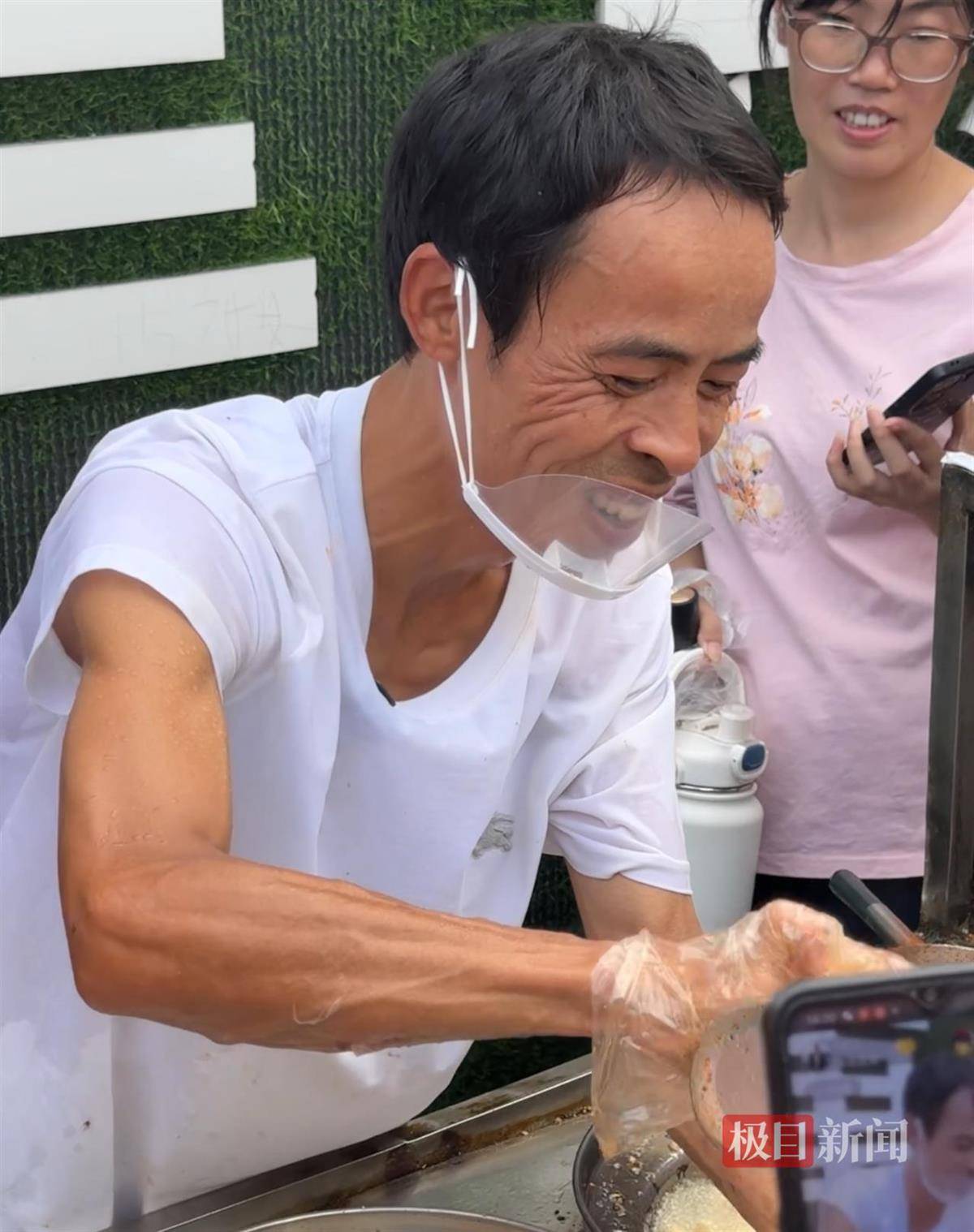 对话鸡排哥李俊永：爆火后每天一二十个镜头对着我<strong></p>
<p>旗滨集团股票</strong>，未来不考虑直播带货，更愿意和顾客待在一起