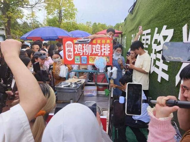 被流量砸中的“鸡排哥”：炸到中暑<strong></p>
<p>旗滨集团股票</strong>，每天睡三四个小时，怕辜负顾客不舍得休息