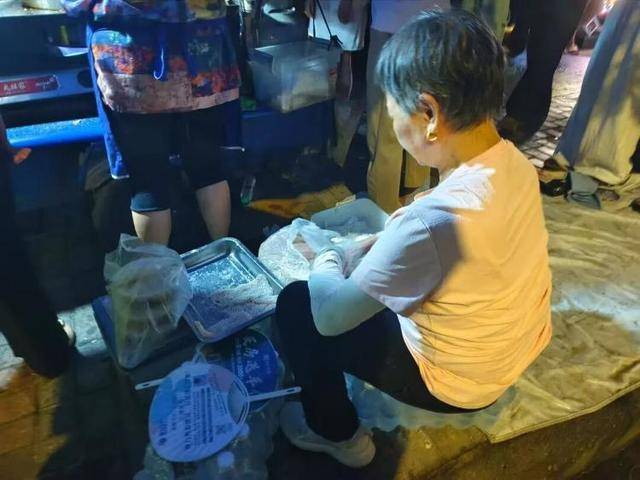 被流量砸中的“鸡排哥”：炸到中暑<strong></p>
<p>旗滨集团股票</strong>，每天睡三四个小时，怕辜负顾客不舍得休息