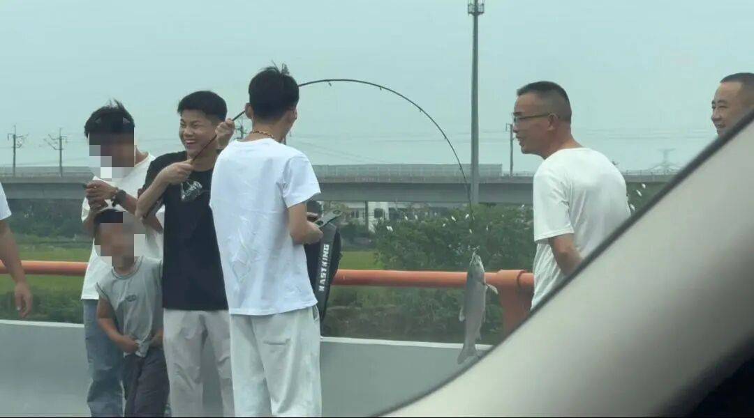 男子高速遇堵车下车钓鱼<strong></p>
<p>天桥起重股票</strong>，首竿即中！开怀大笑：“鱼送路人了”