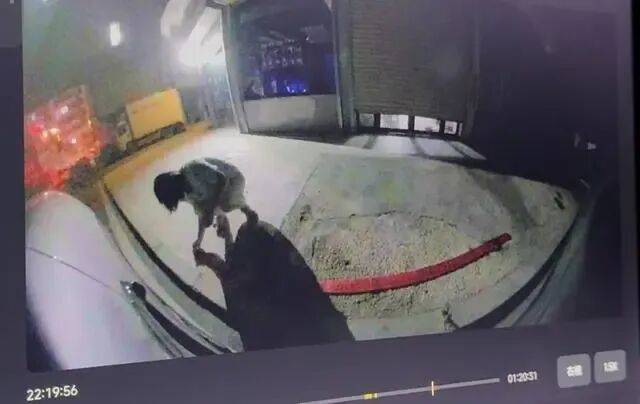 刚提的新车停路边被人放鞭炮崩损千余元<strong></p>
<p>酒鬼酒股票</strong>，车主：因拒绝当晚挪车，20分钟后听到鞭炮声，对方还态度豪横