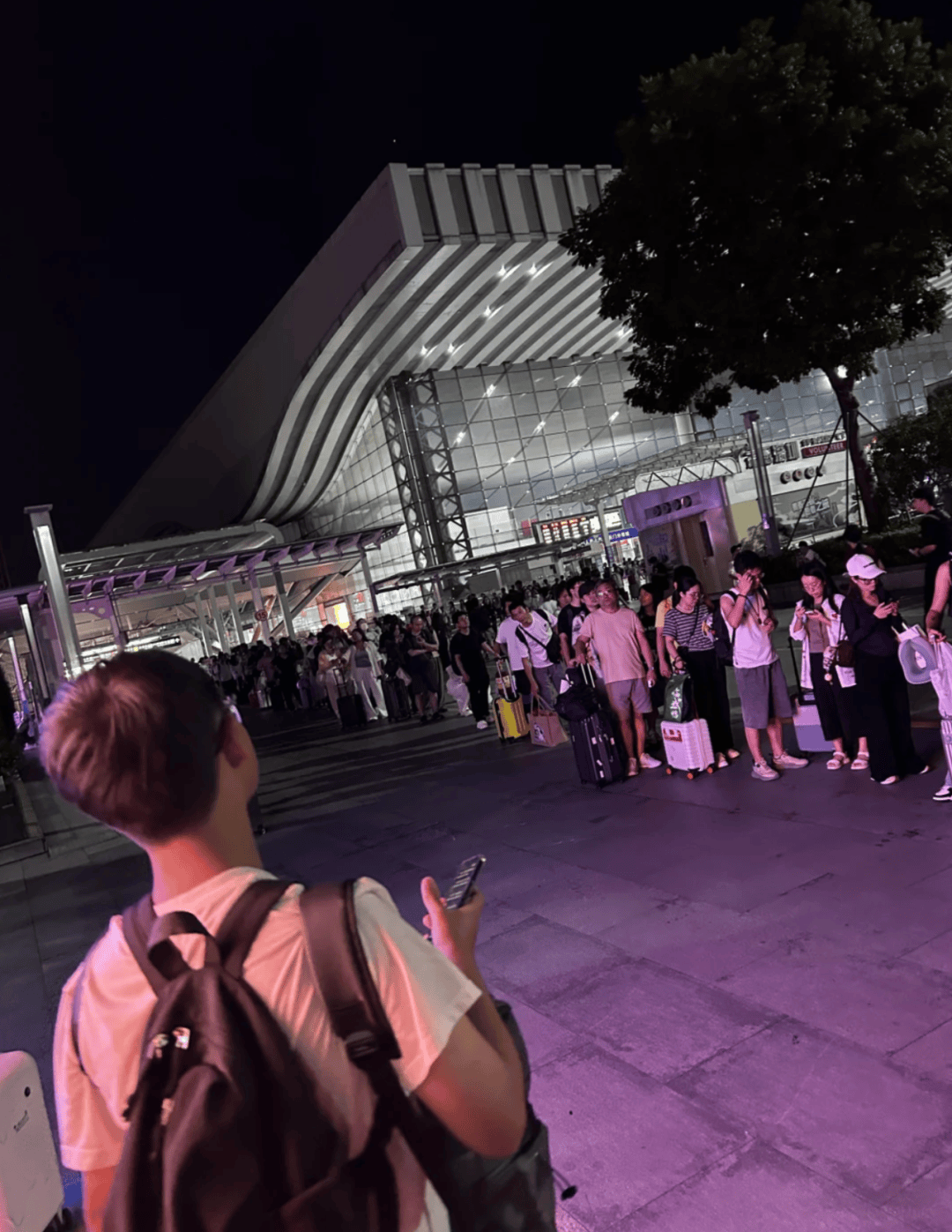深圳北站凌晨返深被刷爆<strong></p>
<p>赢时胜股票</strong>！附近叫车超200人？别慌！公交地铁加班护送