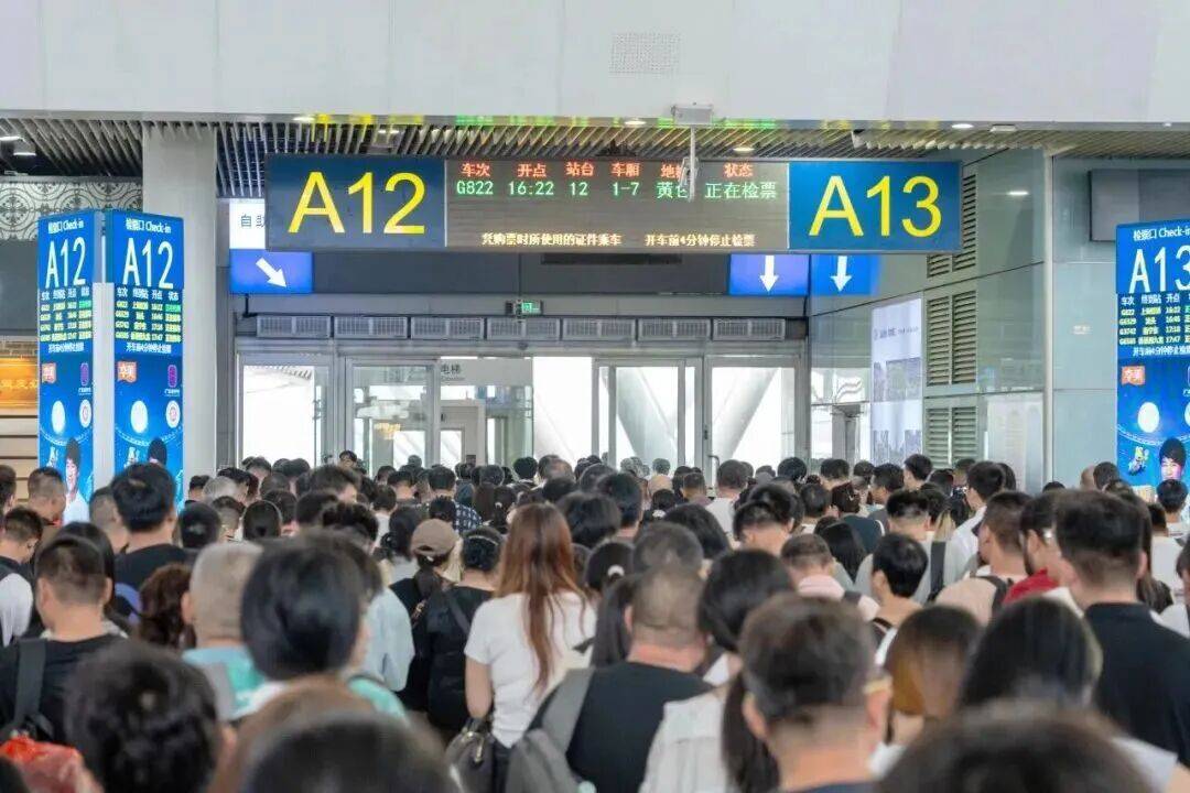 深圳北站凌晨返深被刷爆<strong></p>
<p>赢时胜股票</strong>！附近叫车超200人？别慌！公交地铁加班护送
