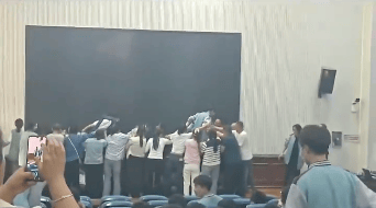 家长跪地被学生轮流踩踏<strong></p>
<p>赢时胜股票</strong>，校方凌晨道歉