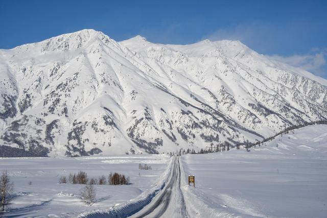 新疆喀纳斯景区遭遇降温降雪<strong></p>
<p>赢时胜股票</strong>，道路仍处于管制状态