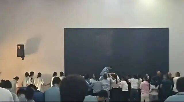 家长们跪成一排<strong></p>
<p>赢时胜股票</strong>，学生蒙眼从背上踩过？教育局回应河南一中学举办活动引热议：正调查处理