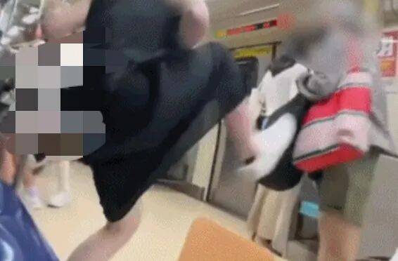 73岁老太地铁逼年轻人让座<strong></p>
<p>赢时胜股票</strong>，被一脚踹飞！次日在超市闹事被捕，一查竟是通缉犯！