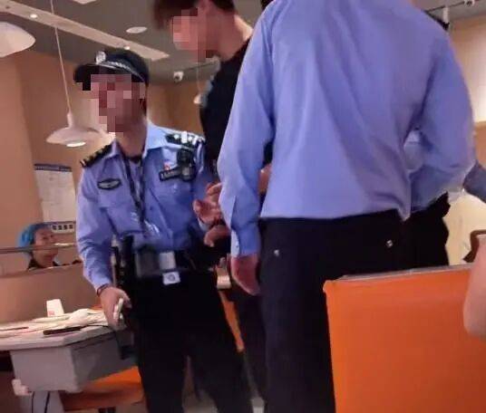 小伙和女友餐厅吃饭<strong></p>
<p>华菱钢铁股票</strong>，被民警赶来戴铐带走；警方回应：其女友与一离家女孩“撞脸”，错抓已道歉