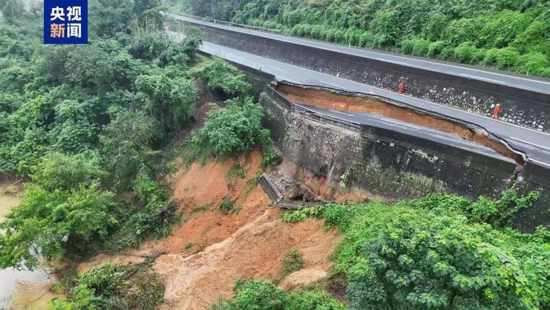 广西百色一高速公路开裂下沉！裂缝长约30米<strong></p>
<p>攀钢钒钛股票</strong>，塌陷处最深超2米
