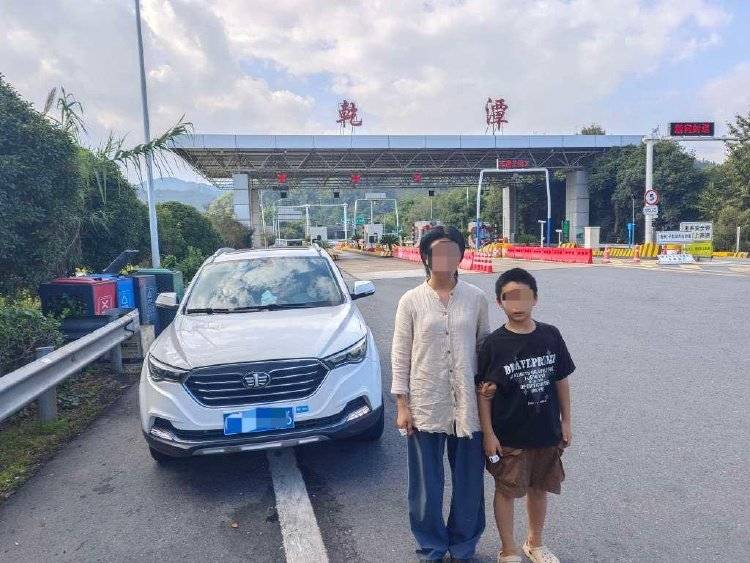 离谱！妈妈让儿子高速下车路边方便<strong></p>
<p>攀钢钒钛股票</strong>，解决完后跟随车流跑回来找她