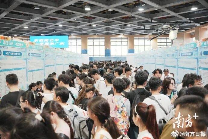 多地考编打破35岁门槛<strong></p>
<p>奥普光电股票</strong>，本科放宽至38周岁及以下