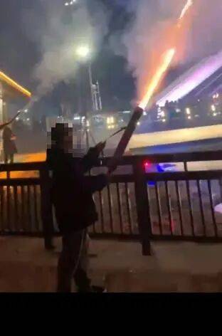 10岁男孩被烟花击中头部身亡<strong></p>
<p>新华百货股票</strong>，14岁嫌疑人被告上法庭，最新进展→