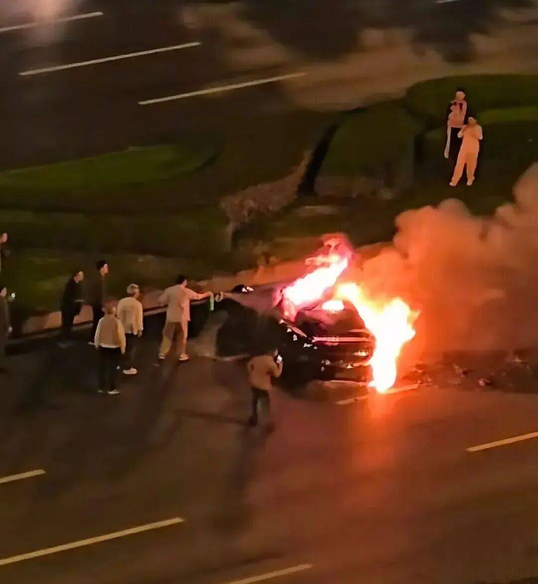 一辆SU7碰撞后爆燃<strong></p>
<p>新华百货股票</strong>，多人救援未果！小米股价重挫近8%！