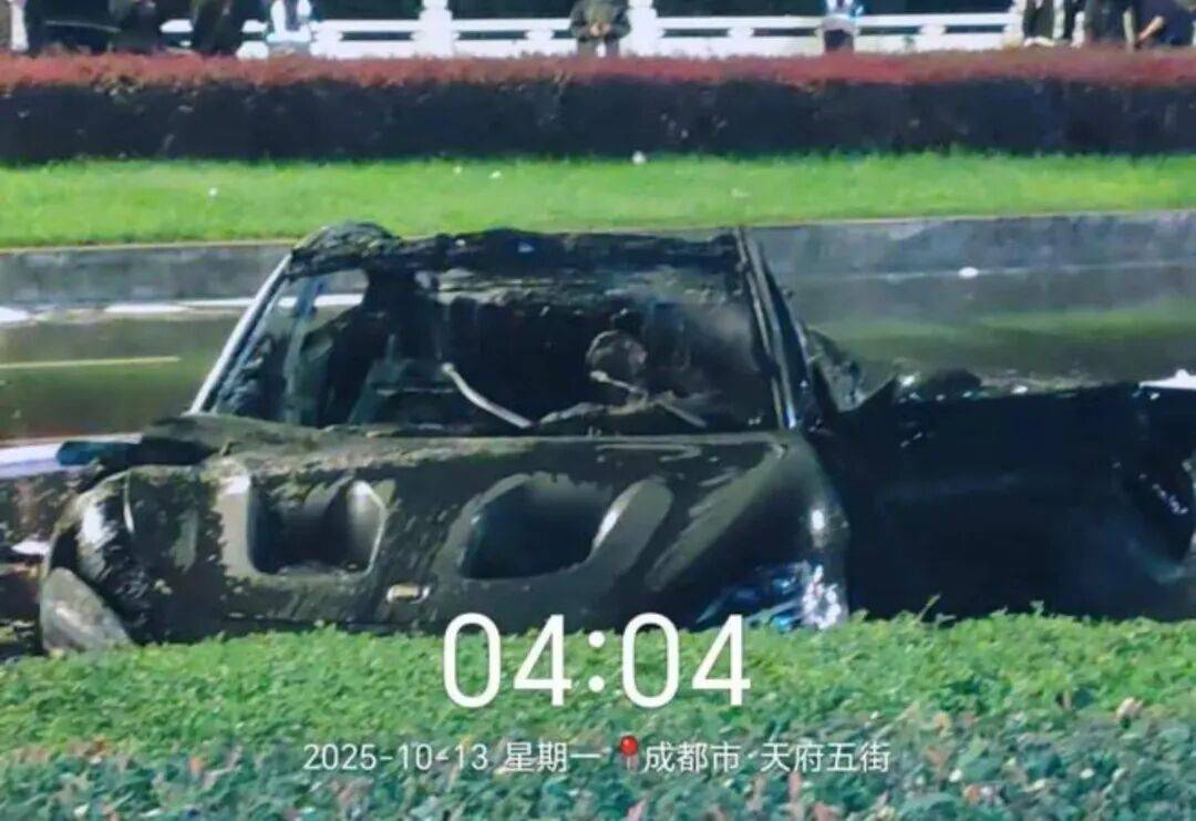 一辆SU7碰撞后爆燃<strong></p>
<p>新华百货股票</strong>，多人救援未果！小米股价重挫近8%！
