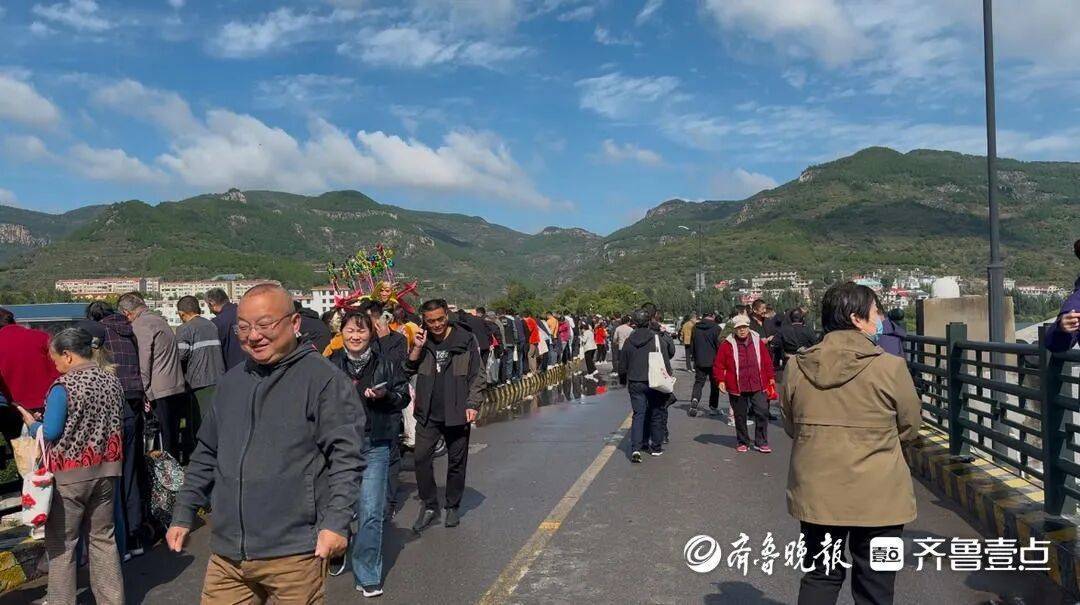 “鱼多得数不过来<strong></p>
<p>四方达股票</strong>，一网子下去能捞好几条”济南锦绣川水库开闸放水，大量鲢鱼被冲出，工作人员：禁止捕捞！