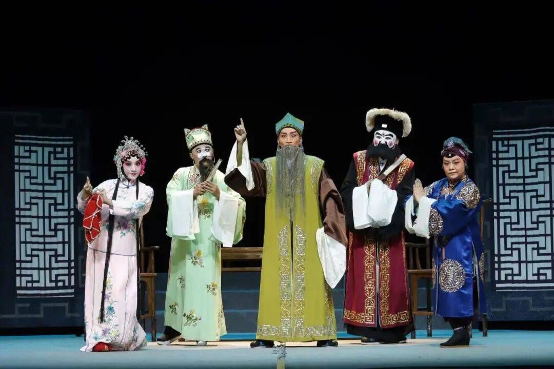 展现云南传统戏曲魅力<strong></p>
<p>股票论坛网</strong>！玉溪作品《先生好茶》亮相全国舞台