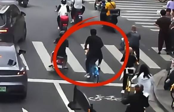 看着都疼<strong></p>
<p>豪迈科技股票</strong>！上海街头一男子突然求助：10岁女儿被死死卡住！这个行为太危险→
