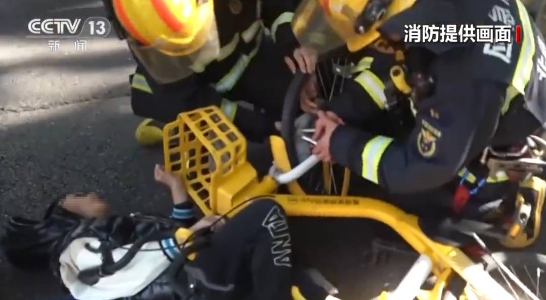 看着都疼<strong></p>
<p>豪迈科技股票</strong>！上海街头一男子突然求助：10岁女儿被死死卡住！这个行为太危险→